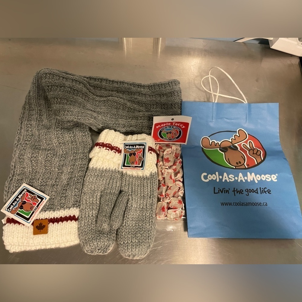 Canadiana scarf and mitts